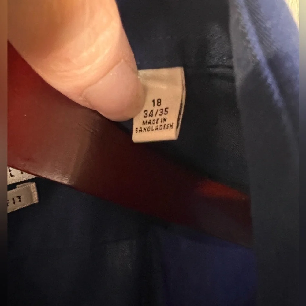 109. Van Heusen Regular Fit Lux Sateen Button Down Dress Shirt 18 neck - Picture 4 of 5